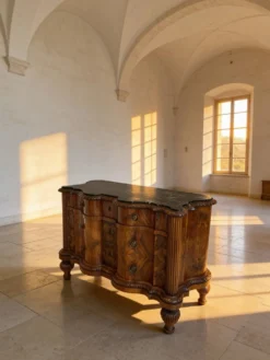 commode serpentine en noyer ancien