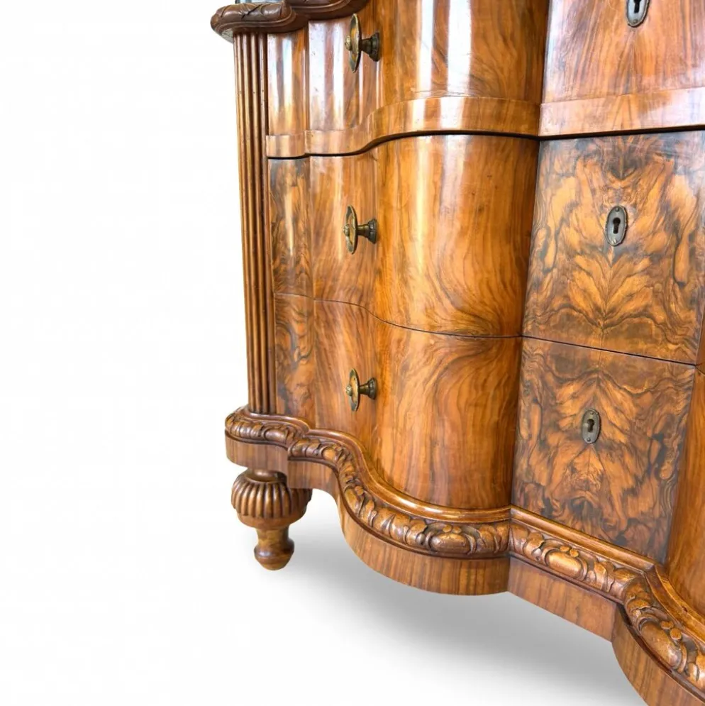 commode serpentine en noyer ancien