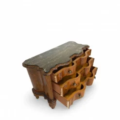 commode serpentine en noyer ancien