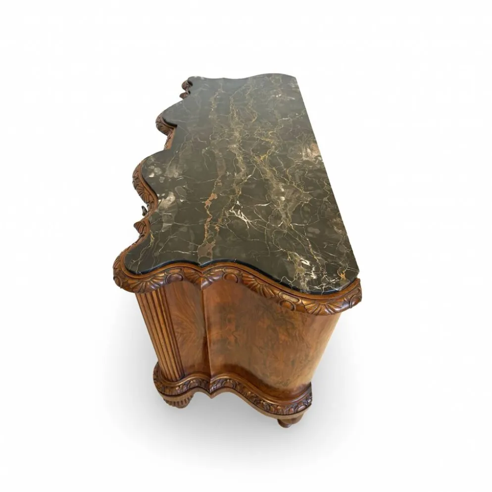 commode serpentine en noyer ancien