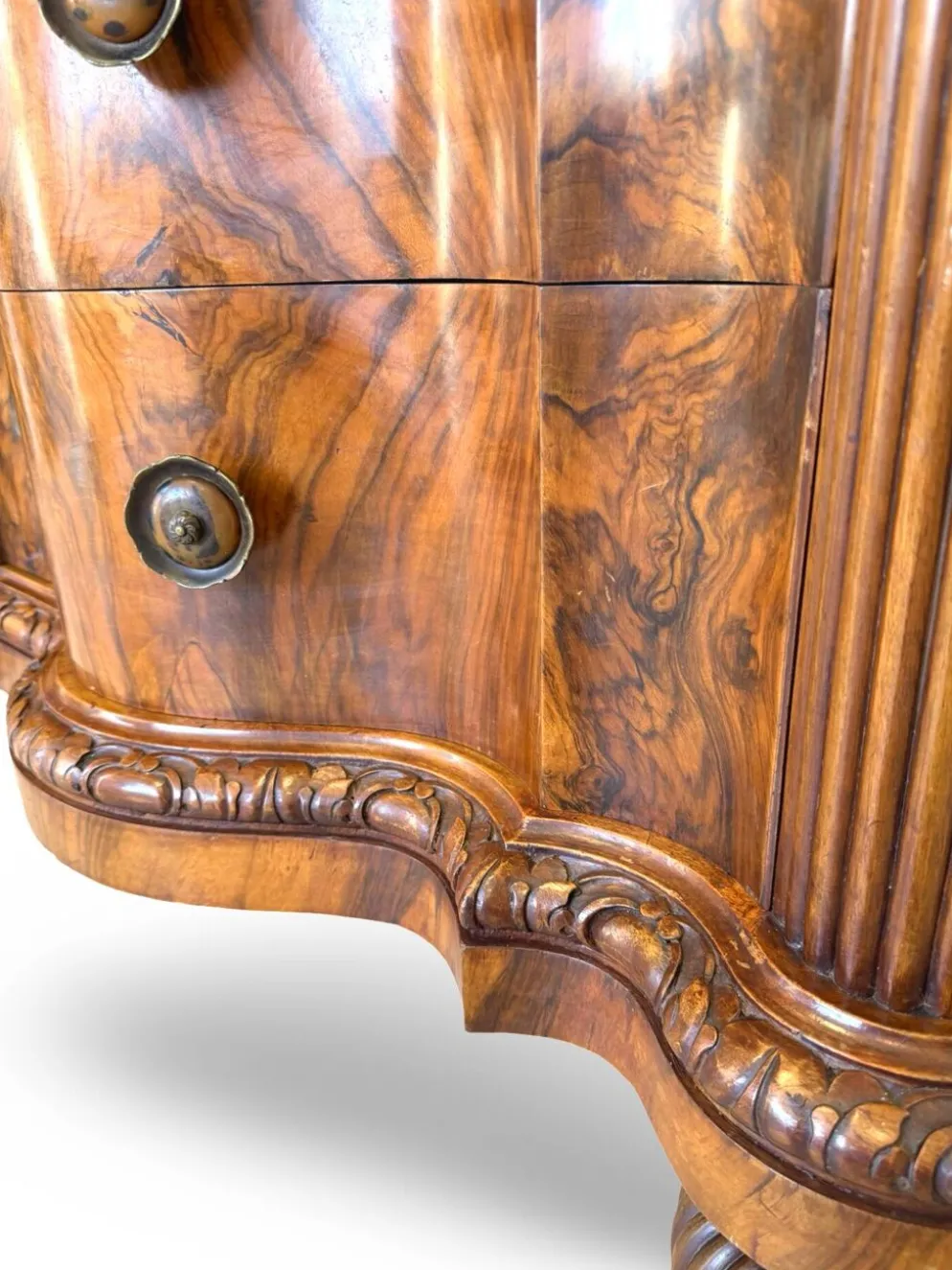 commode serpentine en noyer ancien
