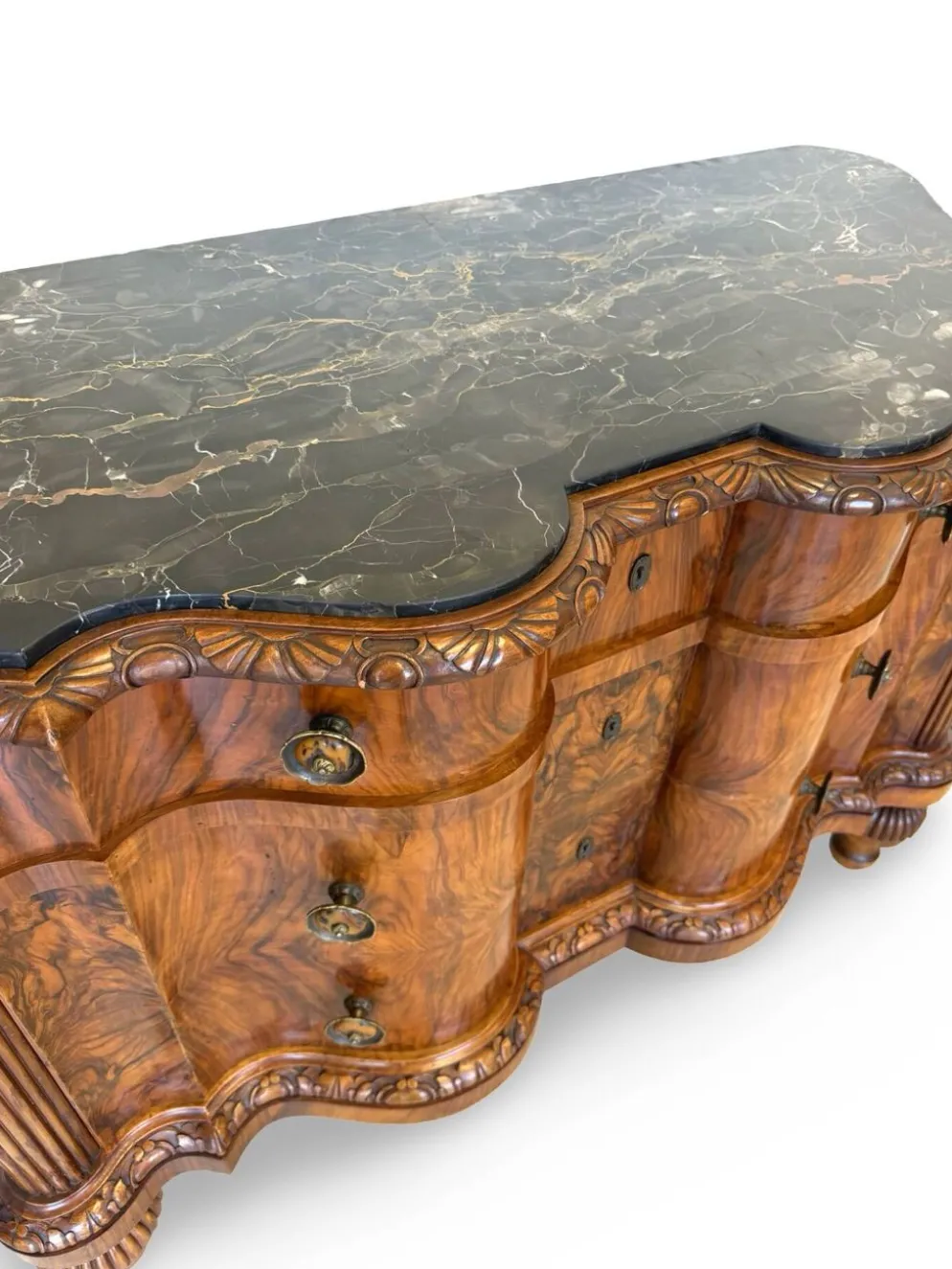 commode serpentine en noyer ancien