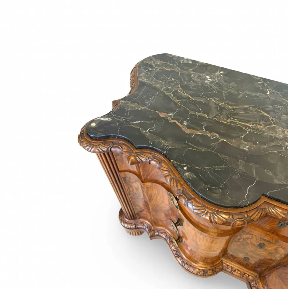 commode serpentine en noyer ancien