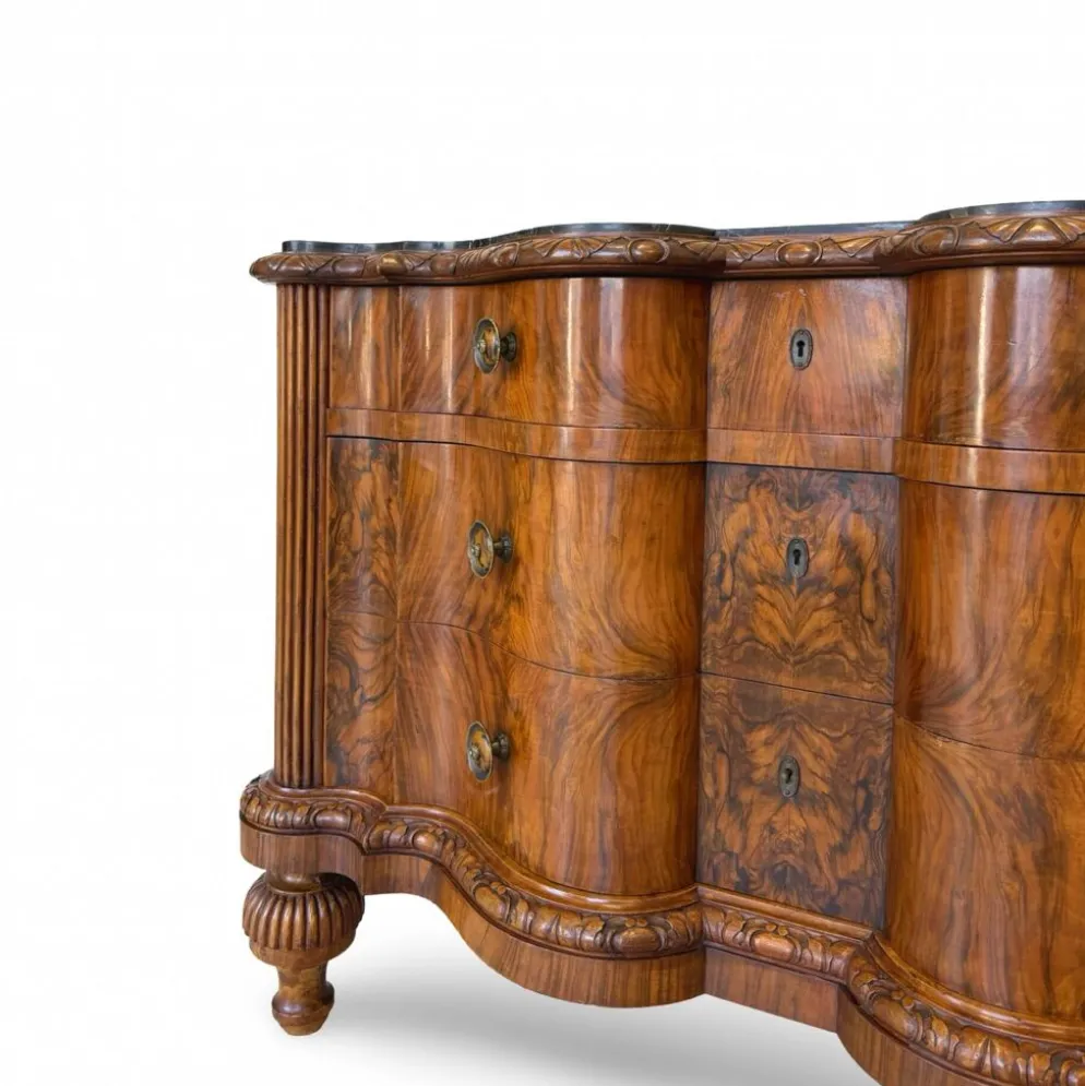 commode serpentine en noyer ancien