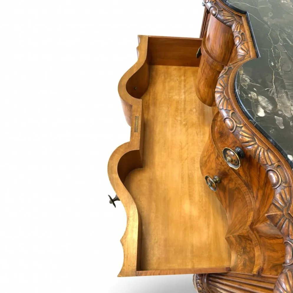 commode serpentine en noyer ancien