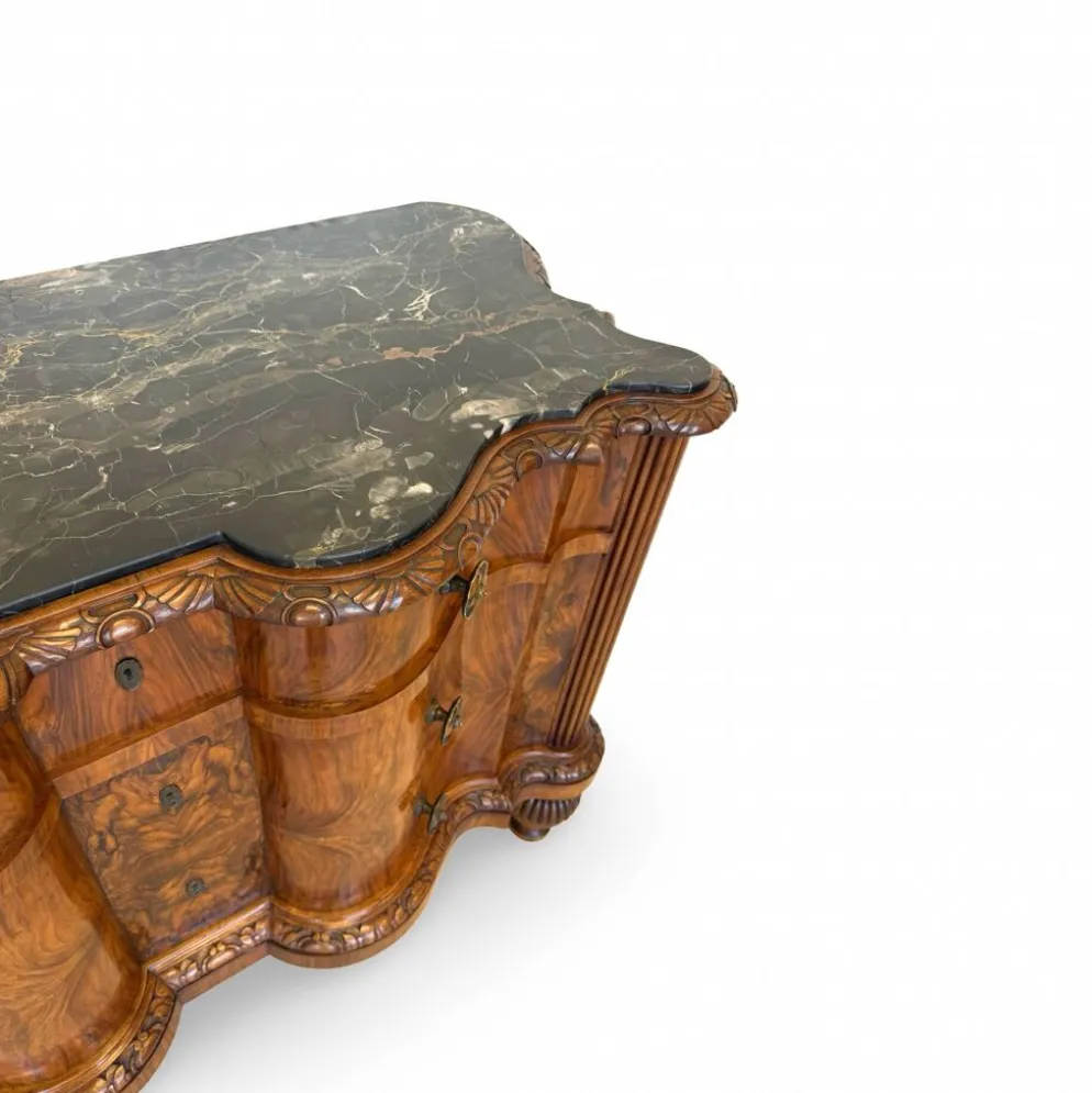 commode serpentine en noyer ancien