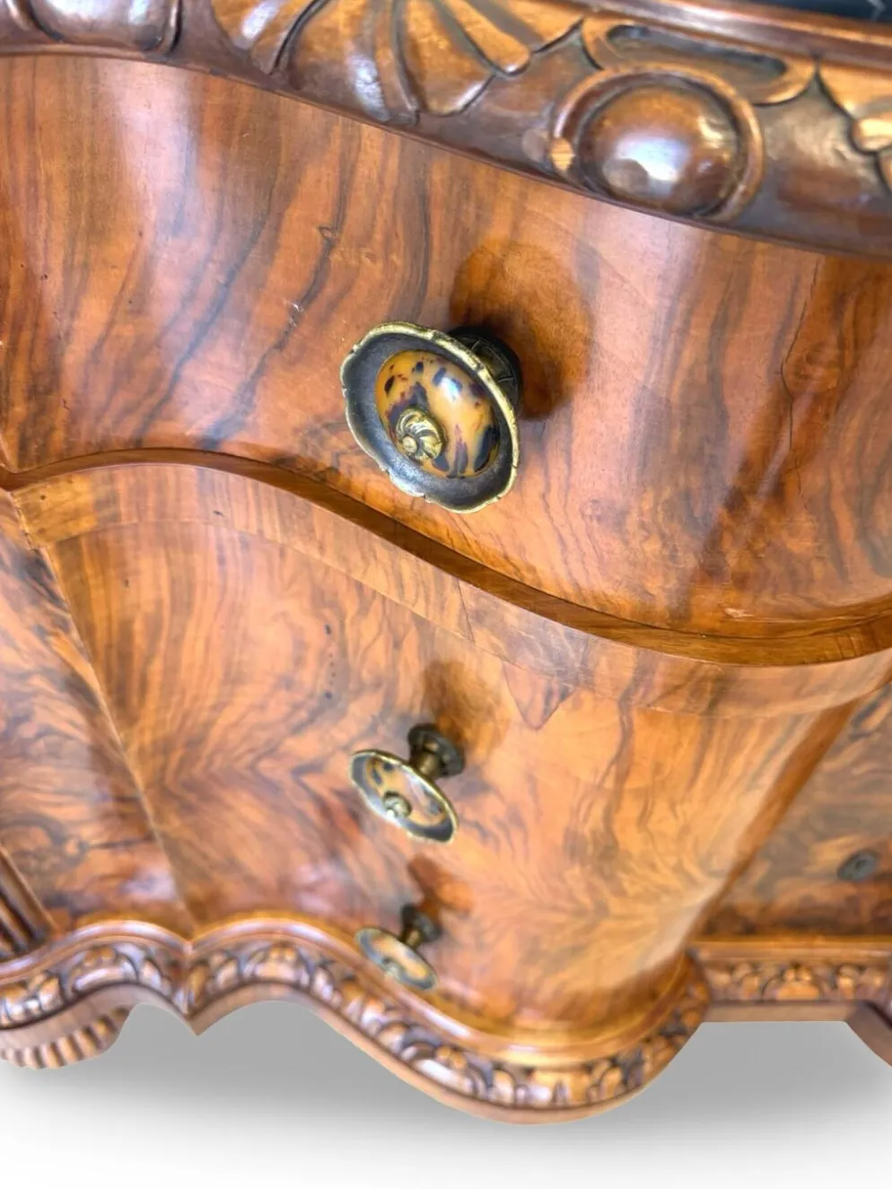 commode serpentine en noyer ancien