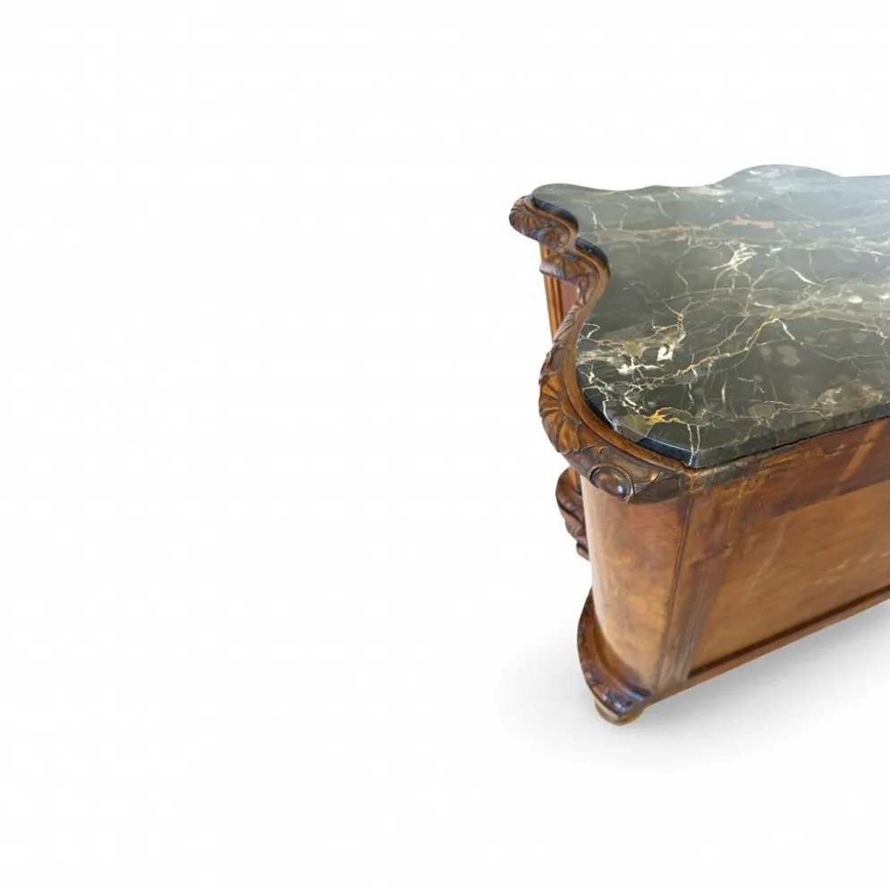 commode serpentine en noyer ancien