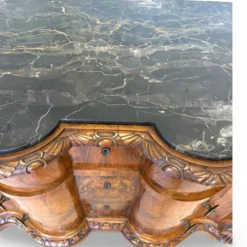 commode serpentine en noyer ancien