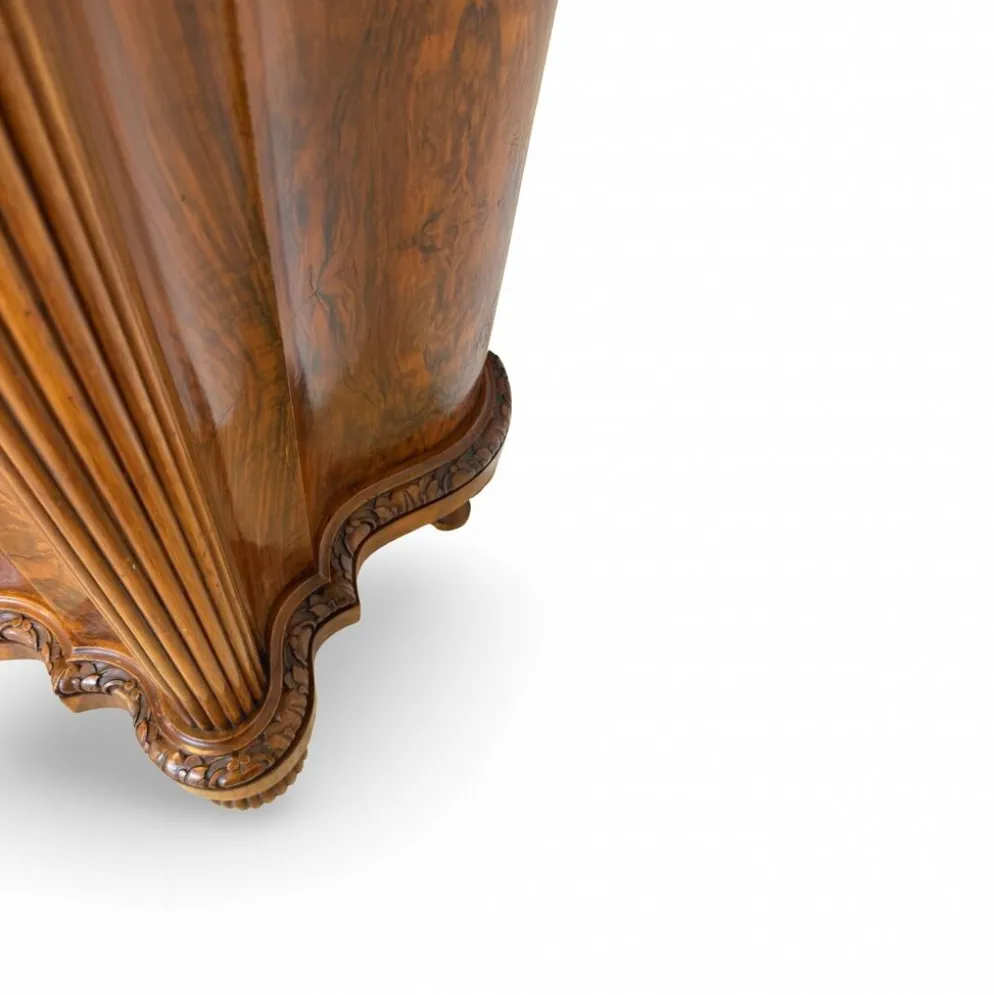 commode serpentine en noyer ancien