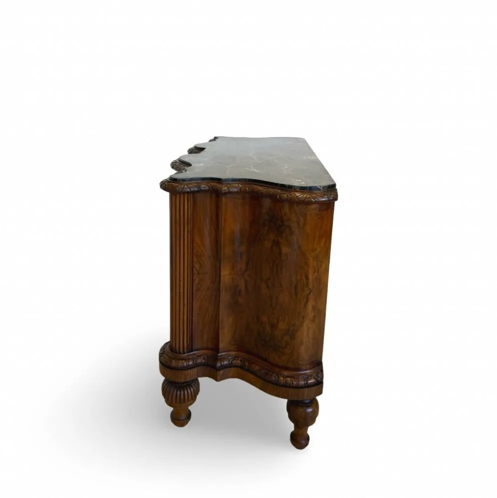 commode serpentine en noyer ancien