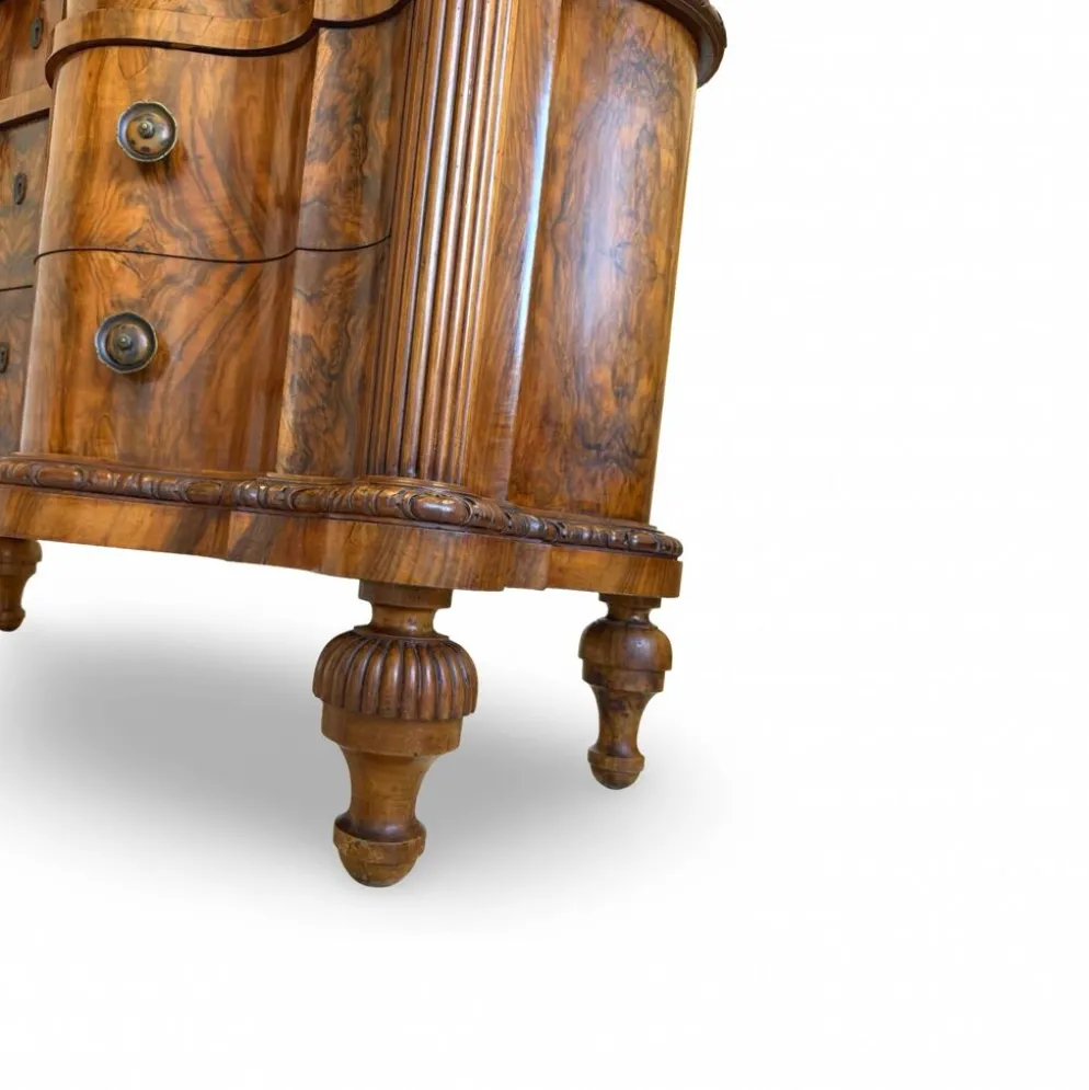 commode serpentine en noyer ancien