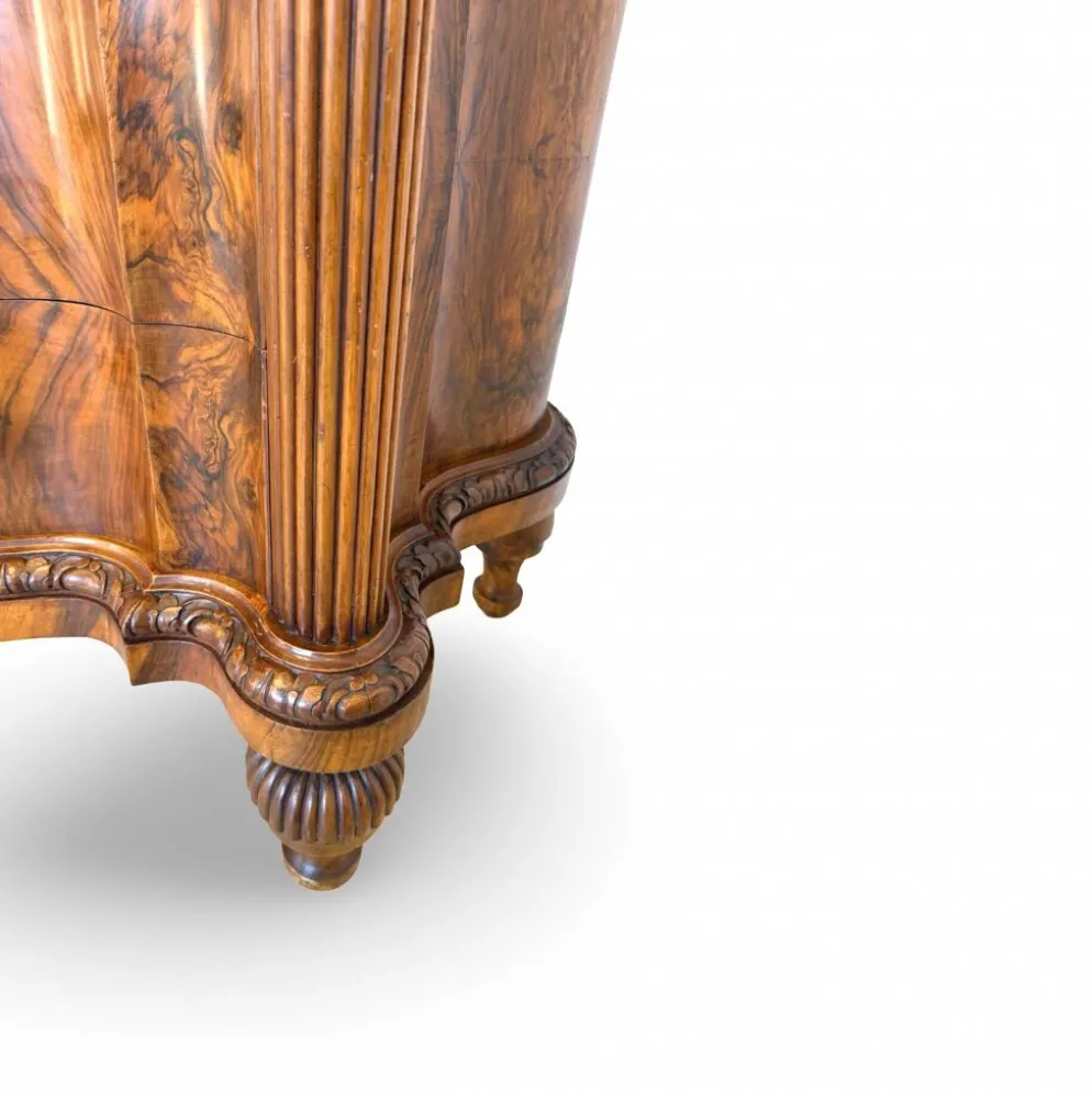 commode serpentine en noyer ancien
