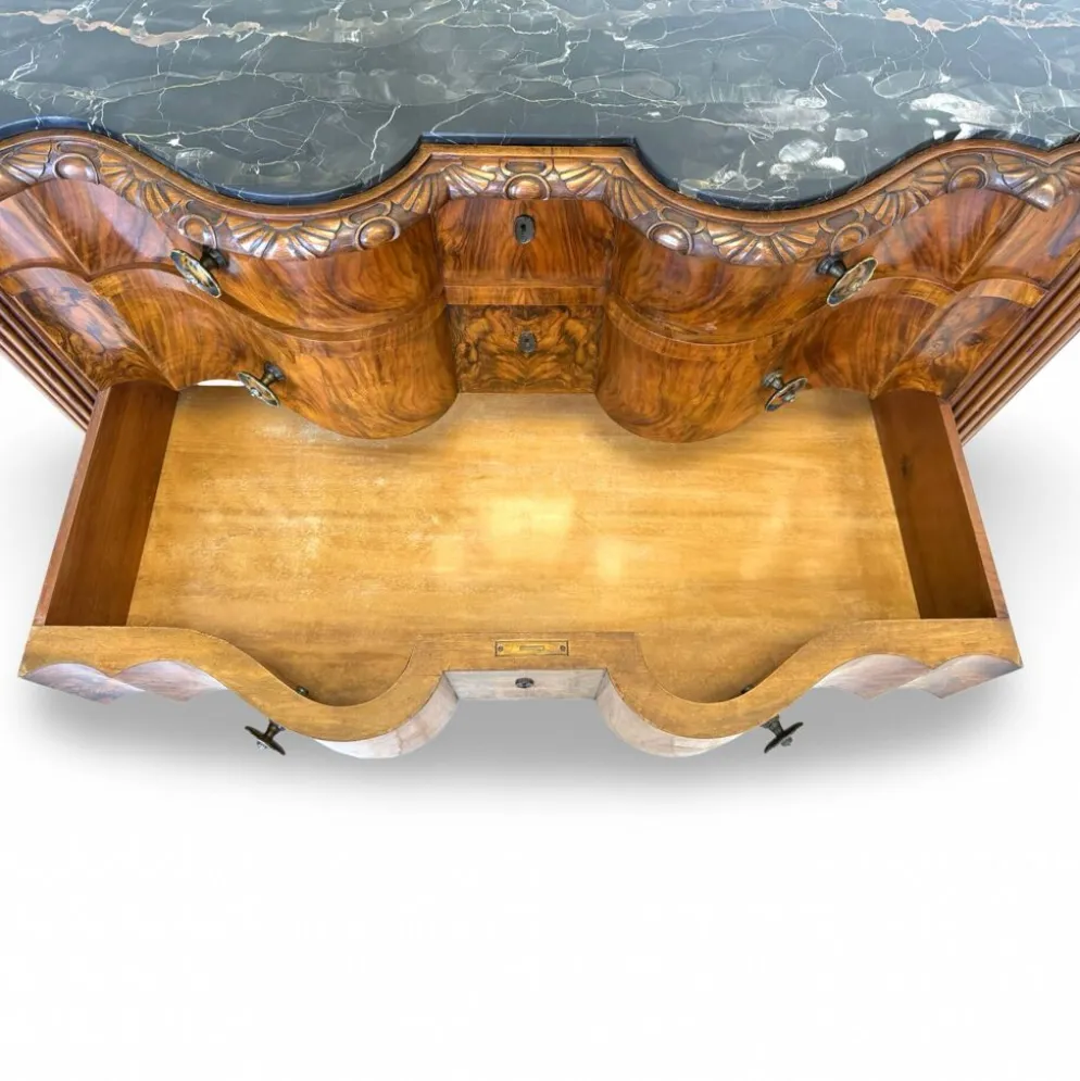 commode serpentine en noyer ancien