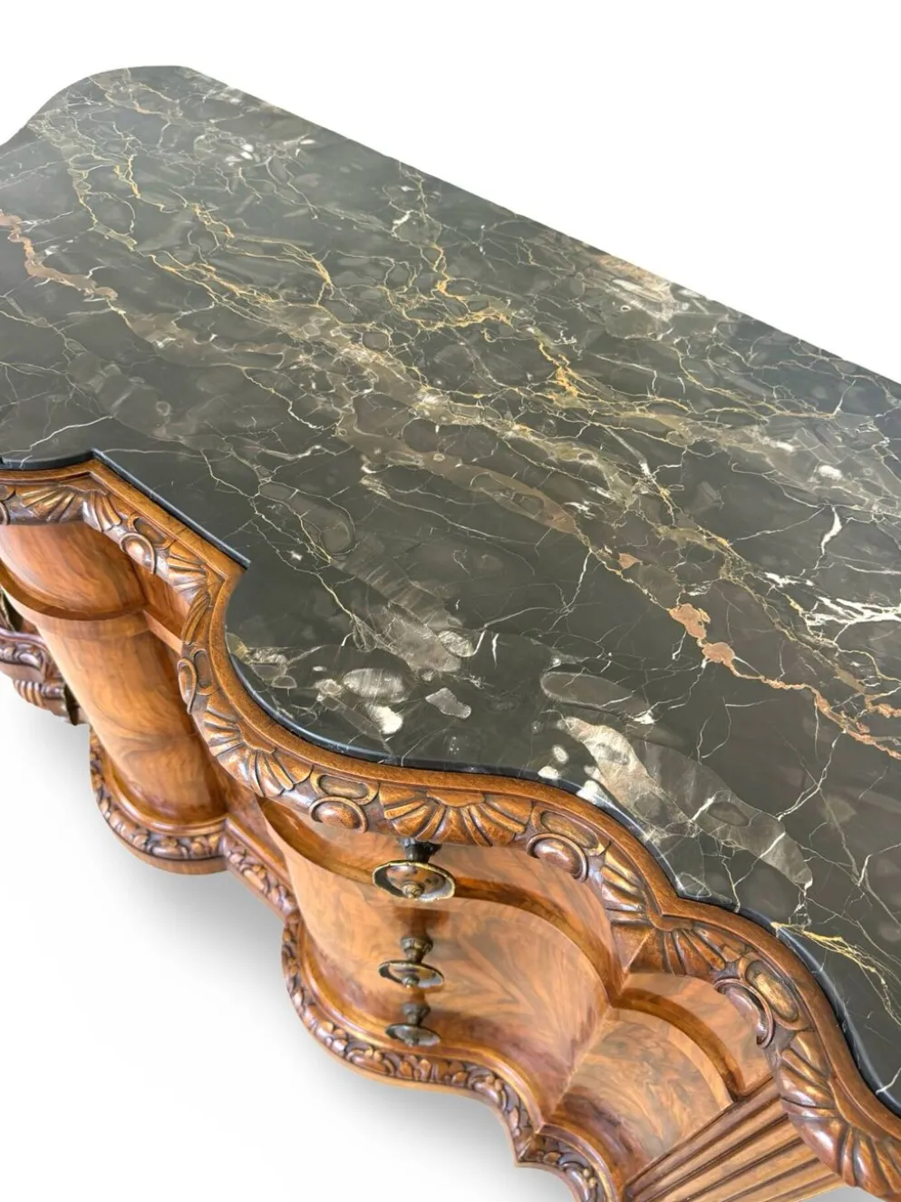 commode serpentine en noyer ancien