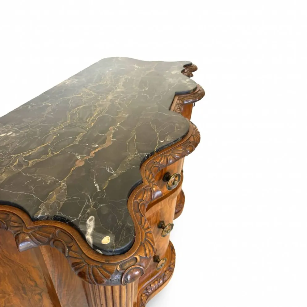 commode serpentine en noyer ancien