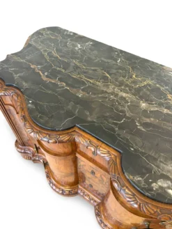 commode serpentine en noyer ancien