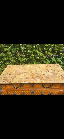 Commode style Louis XV marquetée – plateau marbr