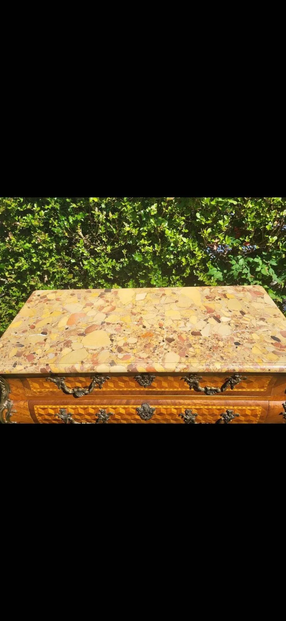 Commode style Louis XV marquetée – plateau marbr