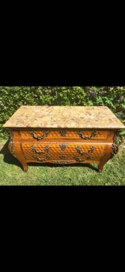 Commode style Louis XV marquetée – plateau marbr