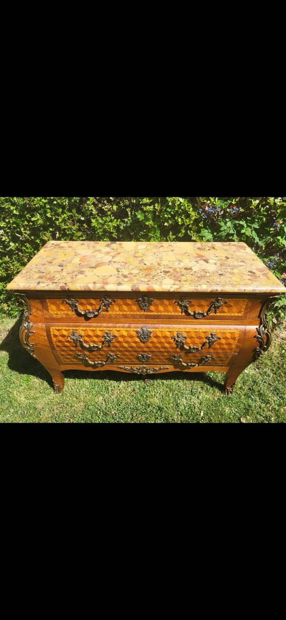 Commode style Louis XV marquetée – plateau marbr