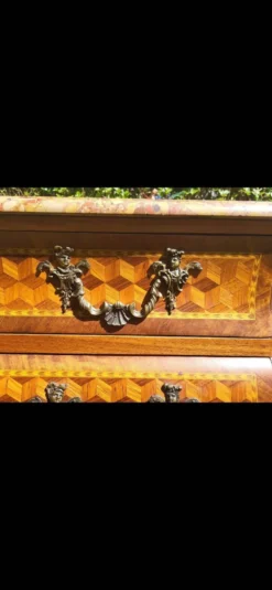 Commode style Louis XV marquetée – plateau marbr