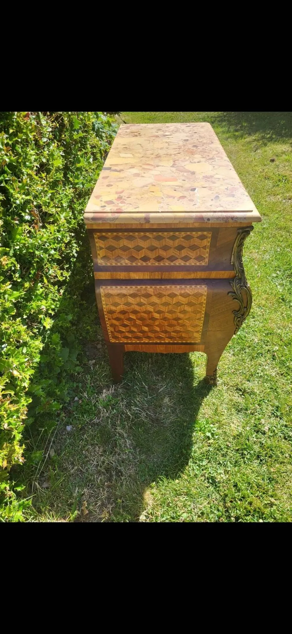 Commode style Louis XV marquetée – plateau marbr