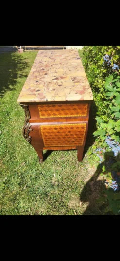 Commode style Louis XV marquetée – plateau marbr