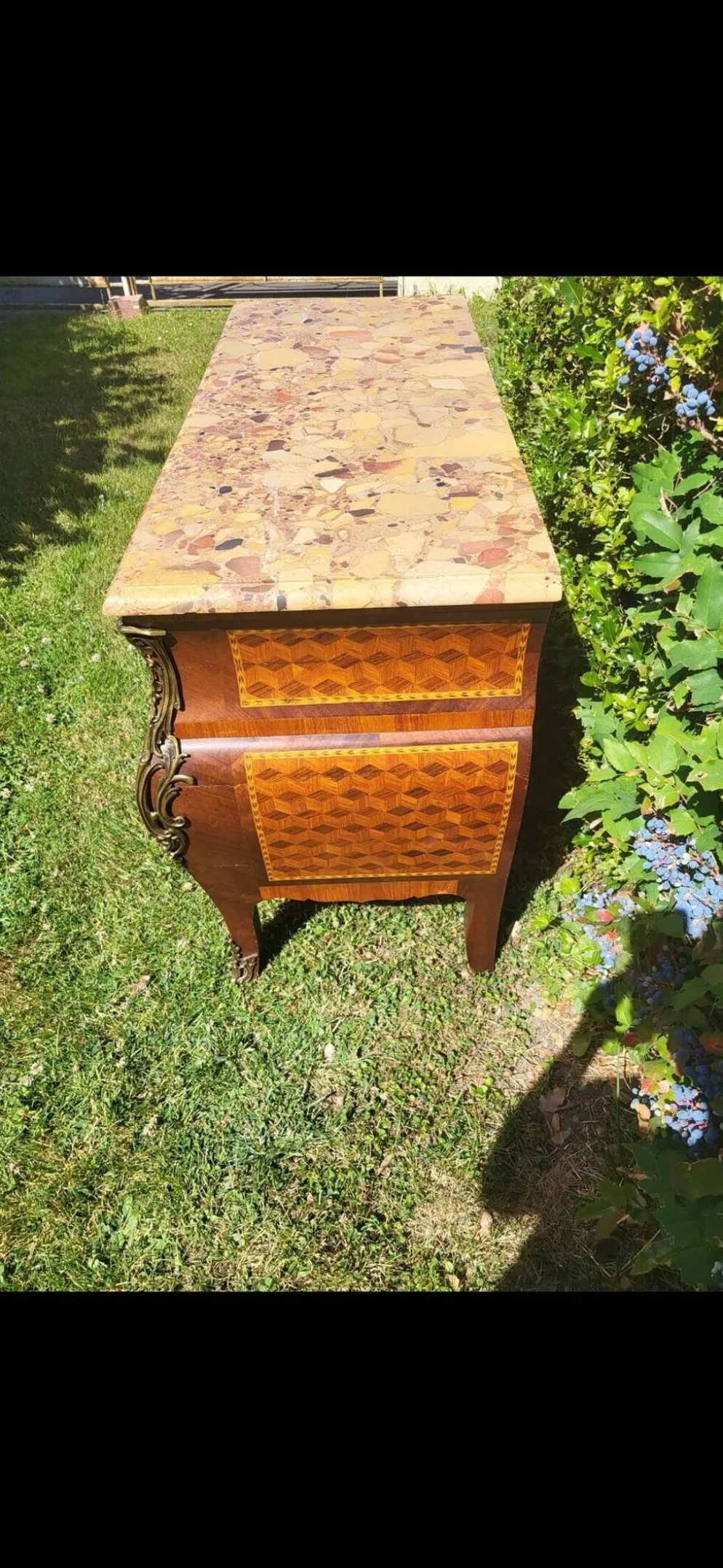 Commode style Louis XV marquetée – plateau marbr