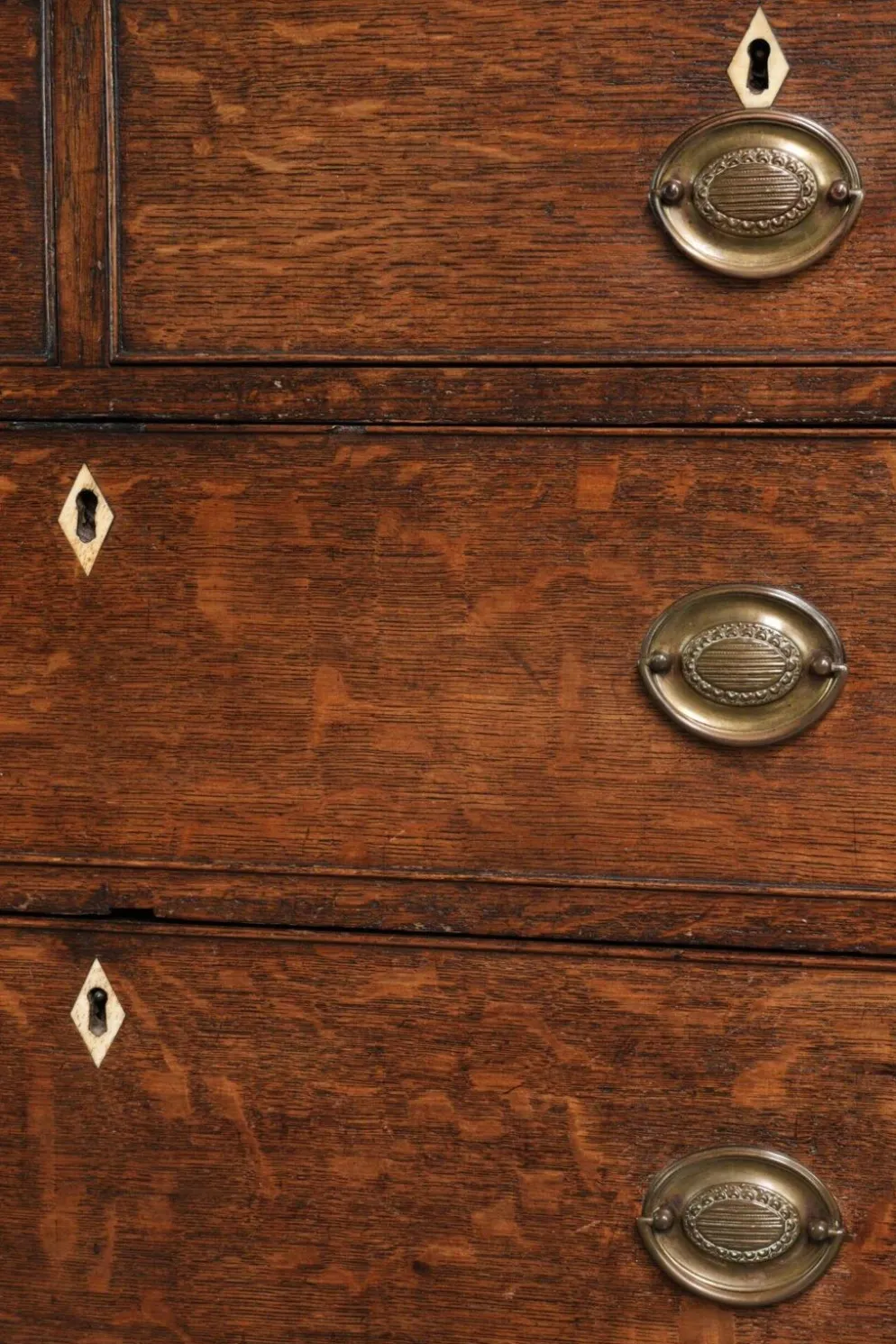 Commode/tiroir anglais du XVIIIe siècle coloré avec patine