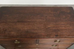 Commode/tiroir anglais du XVIIIe siècle coloré avec patine