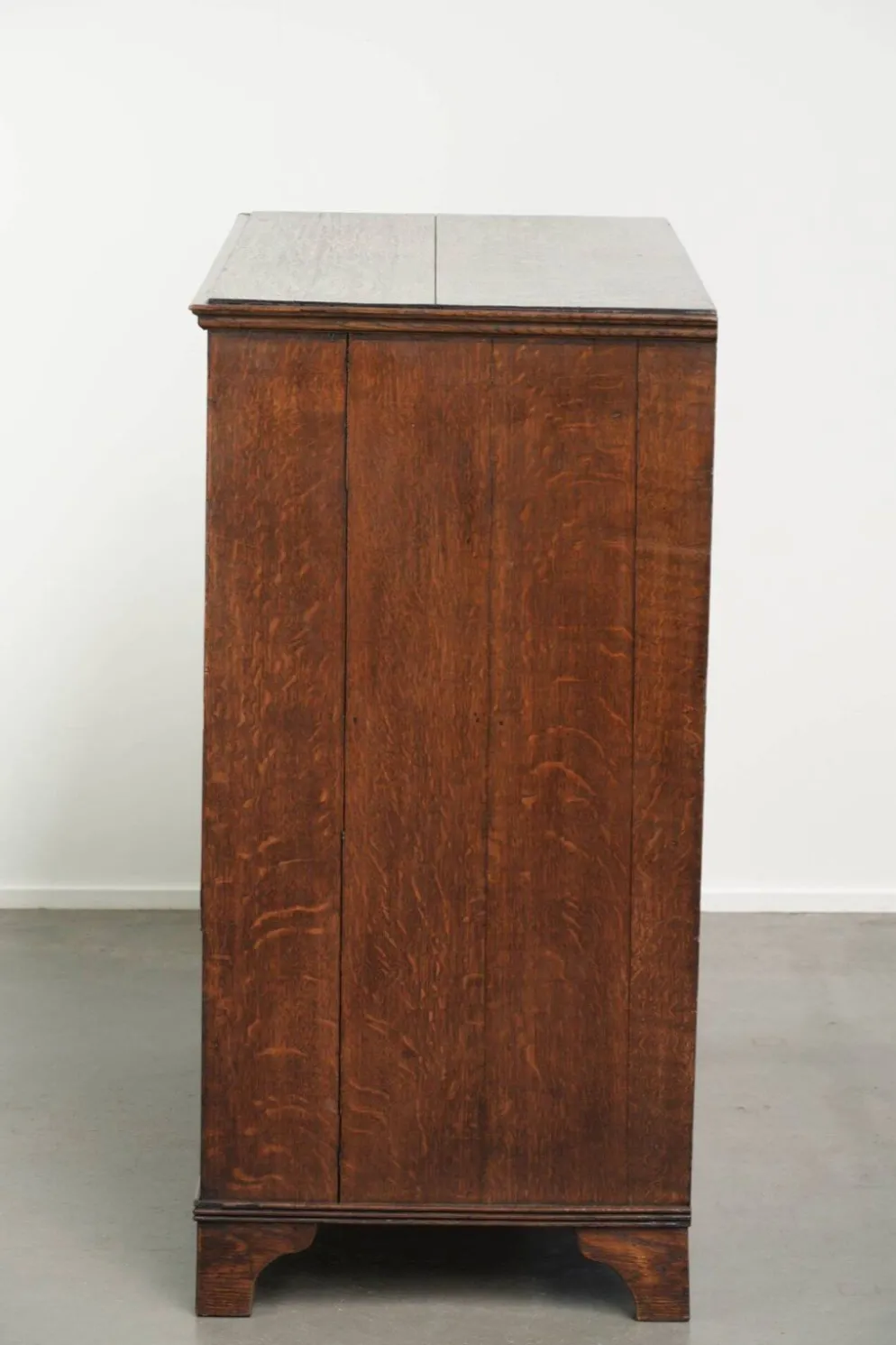 Commode/tiroir anglais du XVIIIe siècle coloré avec patine
