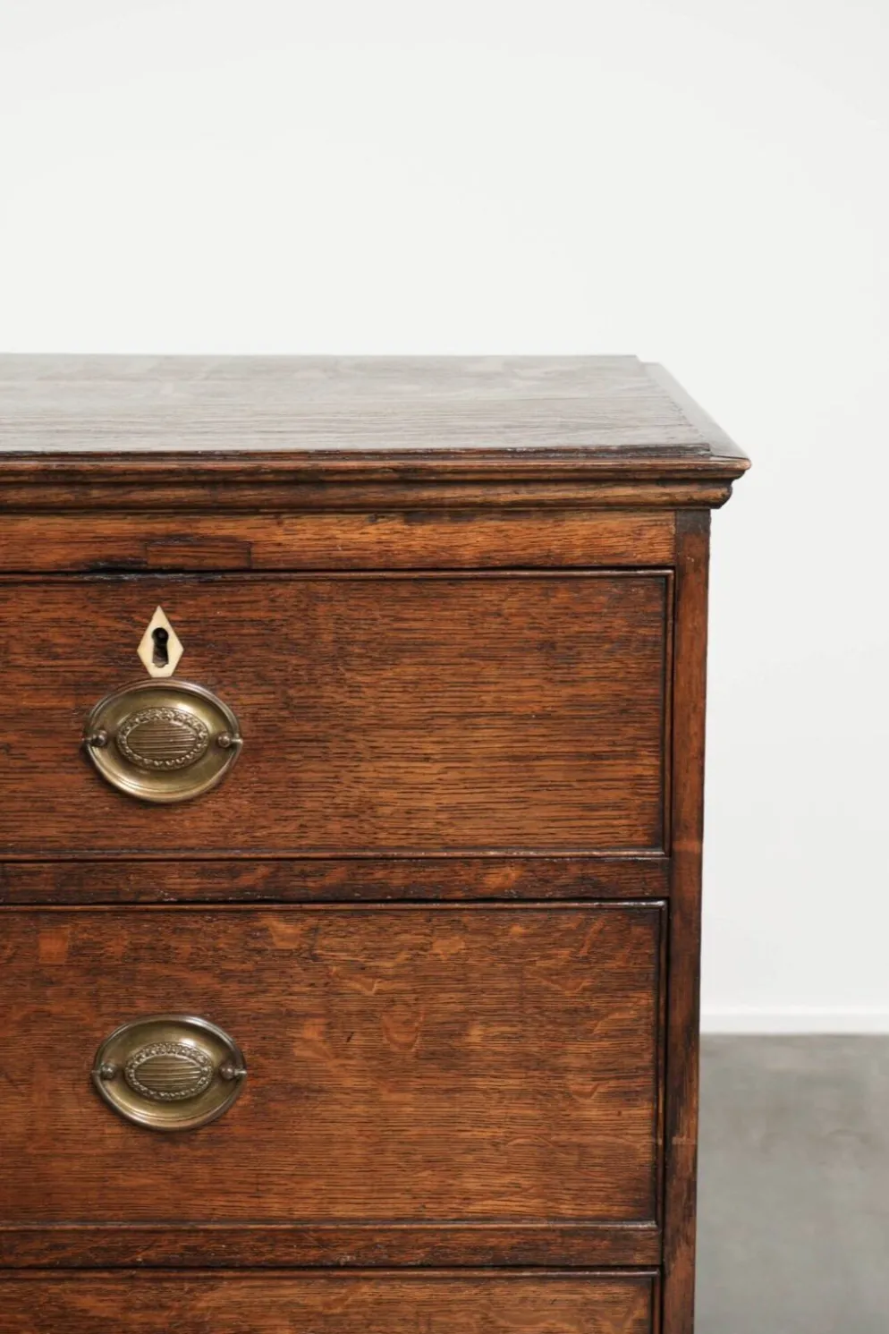 Commode/tiroir anglais du XVIIIe siècle coloré avec patine