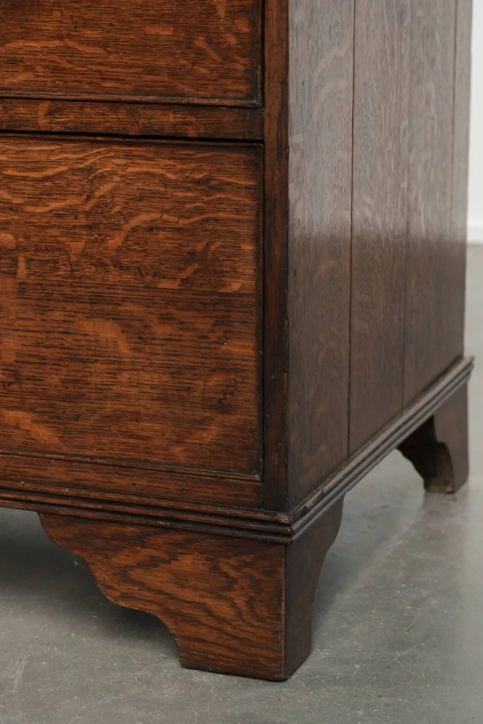 Commode/tiroir anglais du XVIIIe siècle coloré avec patine