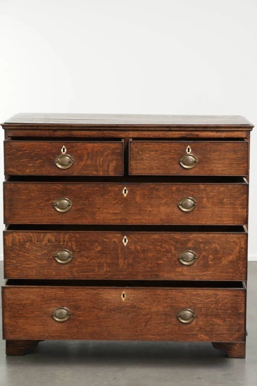 Commode/tiroir anglais du XVIIIe siècle coloré avec patine