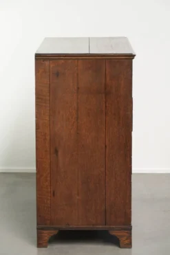 Commode/tiroir anglais du XVIIIe siècle coloré avec patine