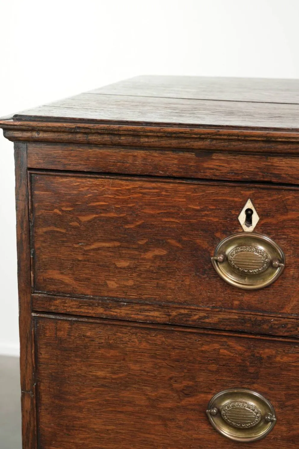 Commode/tiroir anglais du XVIIIe siècle coloré avec patine