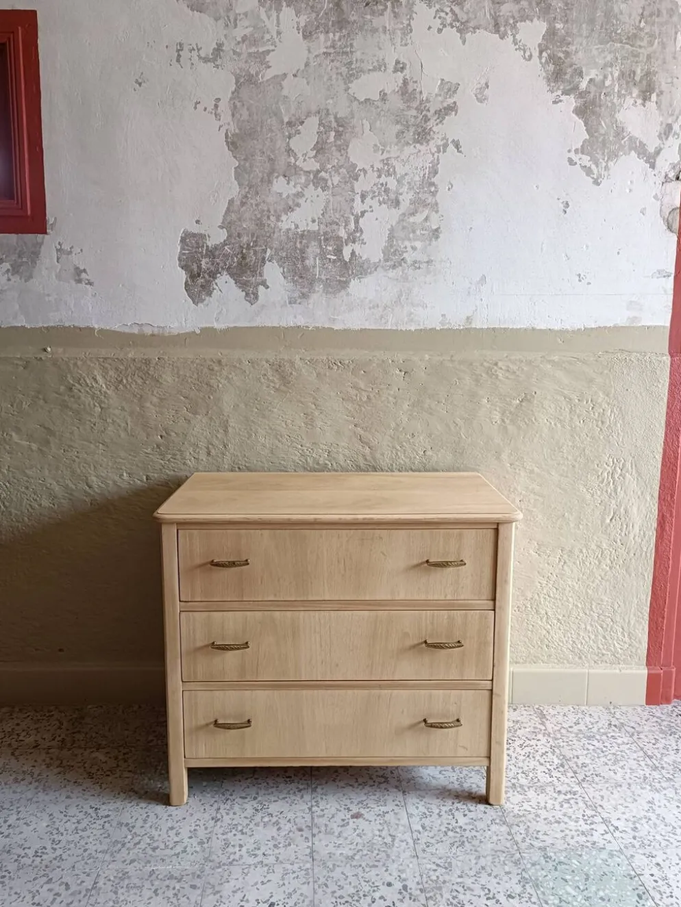 Commode 3 tiroirs rénovée pour chambre d'enfant
