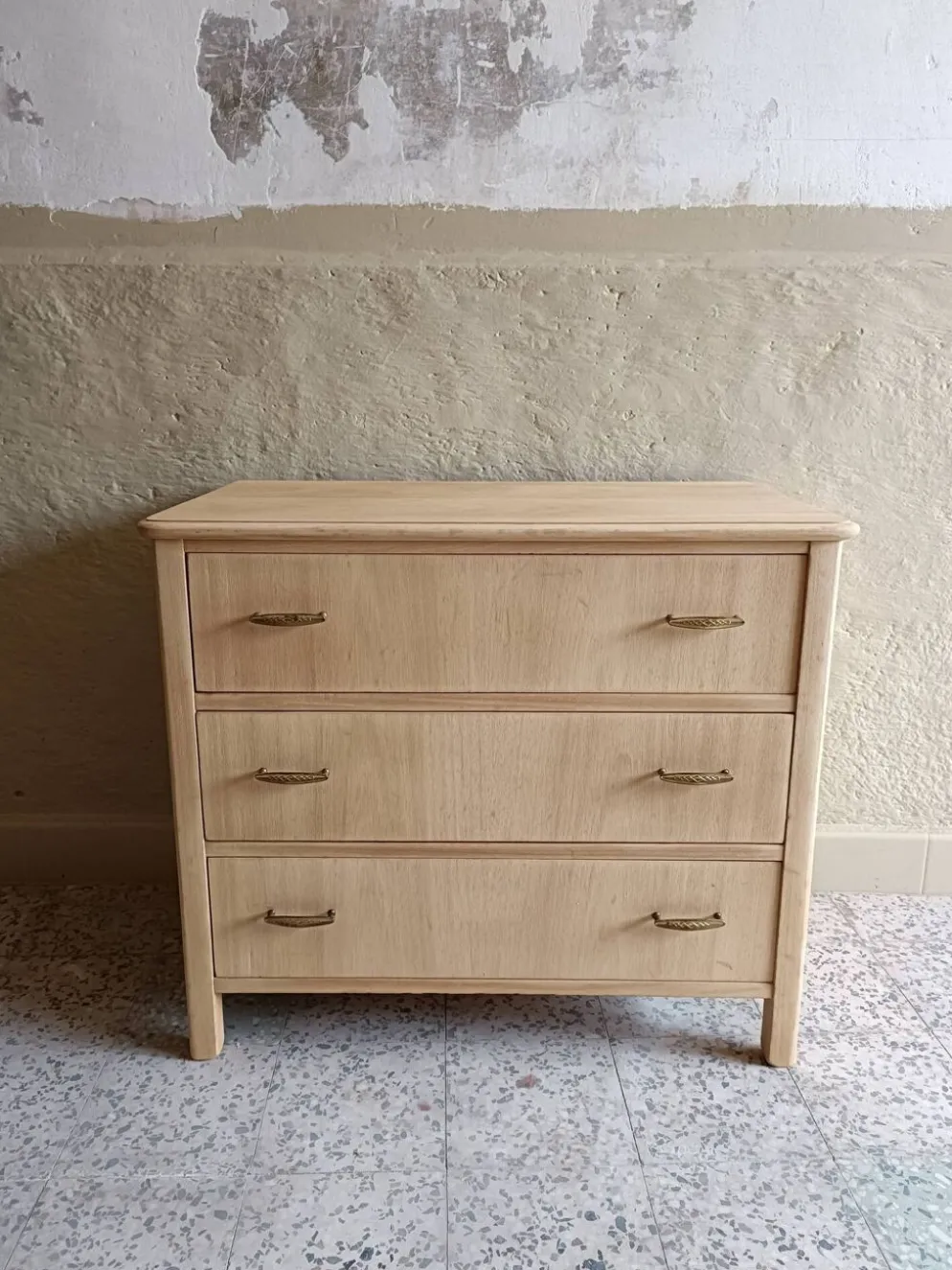 Commode 3 tiroirs rénovée pour chambre d'enfant