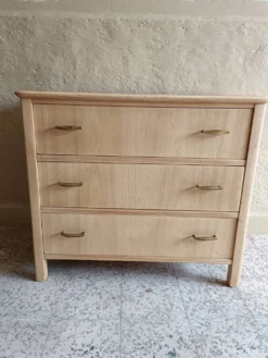 Commode 3 tiroirs rénovée pour chambre d'enfant