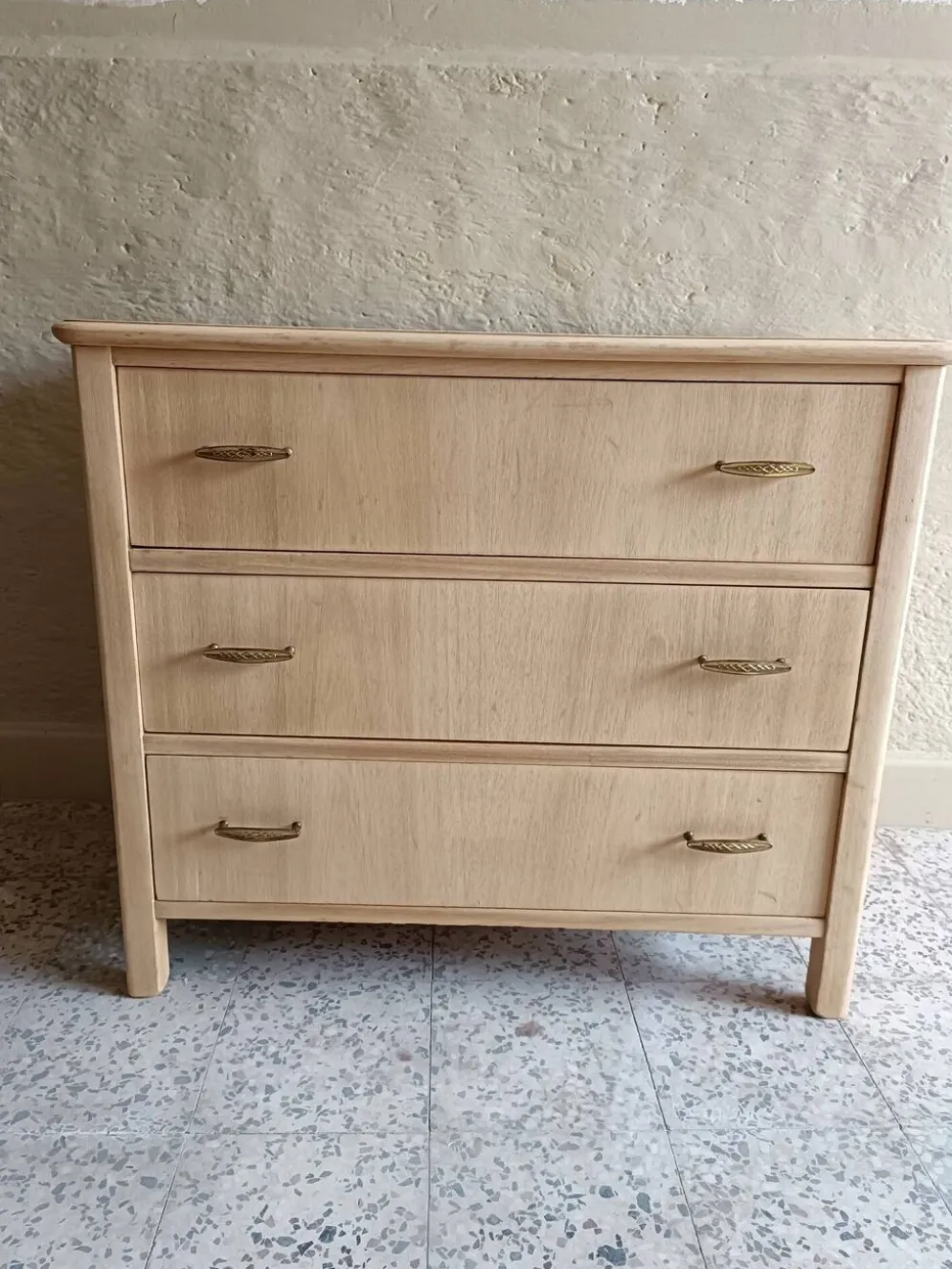 Commode 3 tiroirs rénovée pour chambre d'enfant