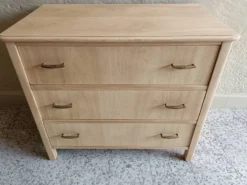 Commode 3 tiroirs rénovée pour chambre d'enfant