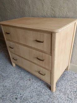 Commode 3 tiroirs rénovée pour chambre d'enfant