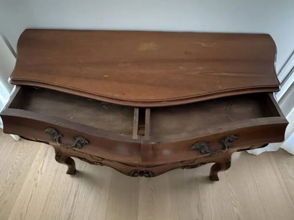 Commode tombeau style Louis XV en bois à décor sculpté – 4 tiroirs