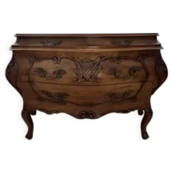 Commode tombeau style Louis XV en bois à décor sculpté – 4 tiroirs