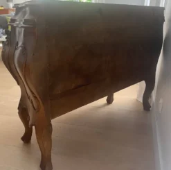 Commode tombeau style Louis XV en bois à décor sculpté – 4 tiroirs