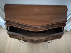 Commode tombeau style Louis XV en bois à décor sculpté – 4 tiroirs