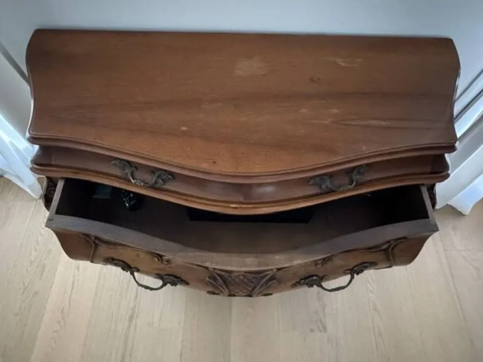 Commode tombeau style Louis XV en bois à décor sculpté – 4 tiroirs
