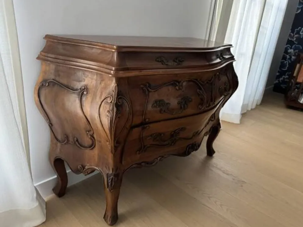 Commode tombeau style Louis XV en bois à décor sculpté – 4 tiroirs