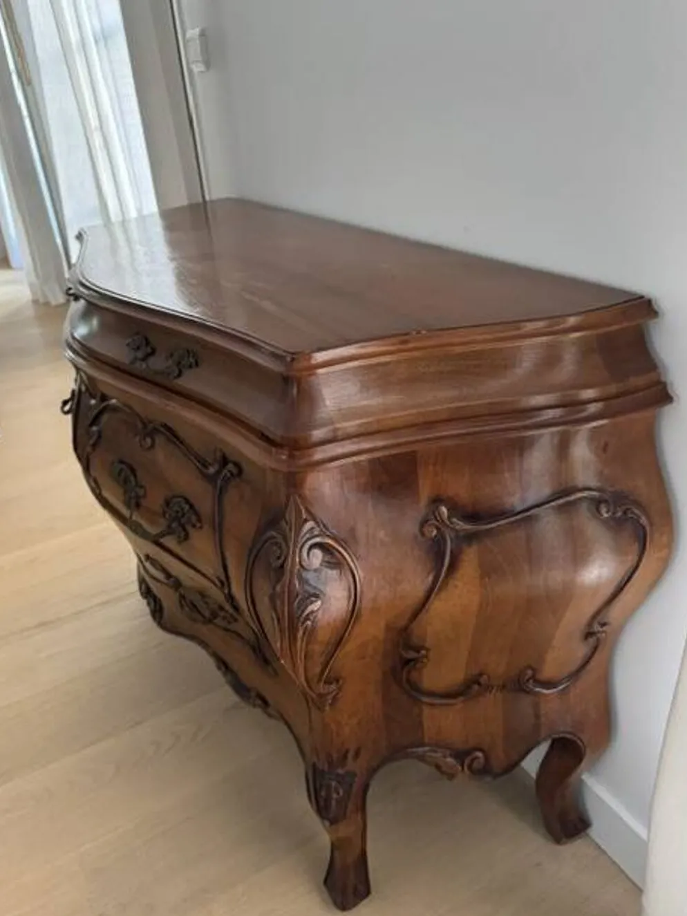 Commode tombeau style Louis XV en bois à décor sculpté – 4 tiroirs